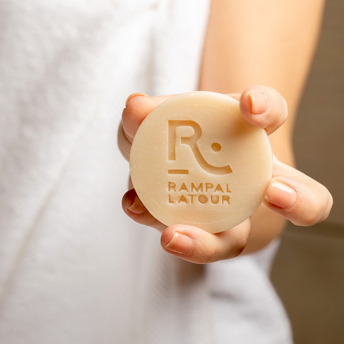 Solid shampoo for all hair types Almond 80g - Cosmos Natural