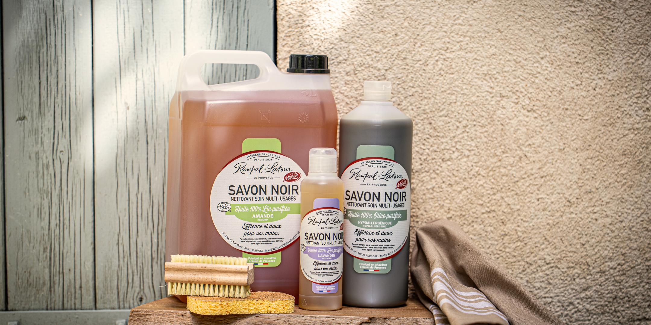 Gamme de savons noirs Rampal Latour (huile de lin amande et lavandin, huile d'olive hypoallergénique) avec brosse et éponge