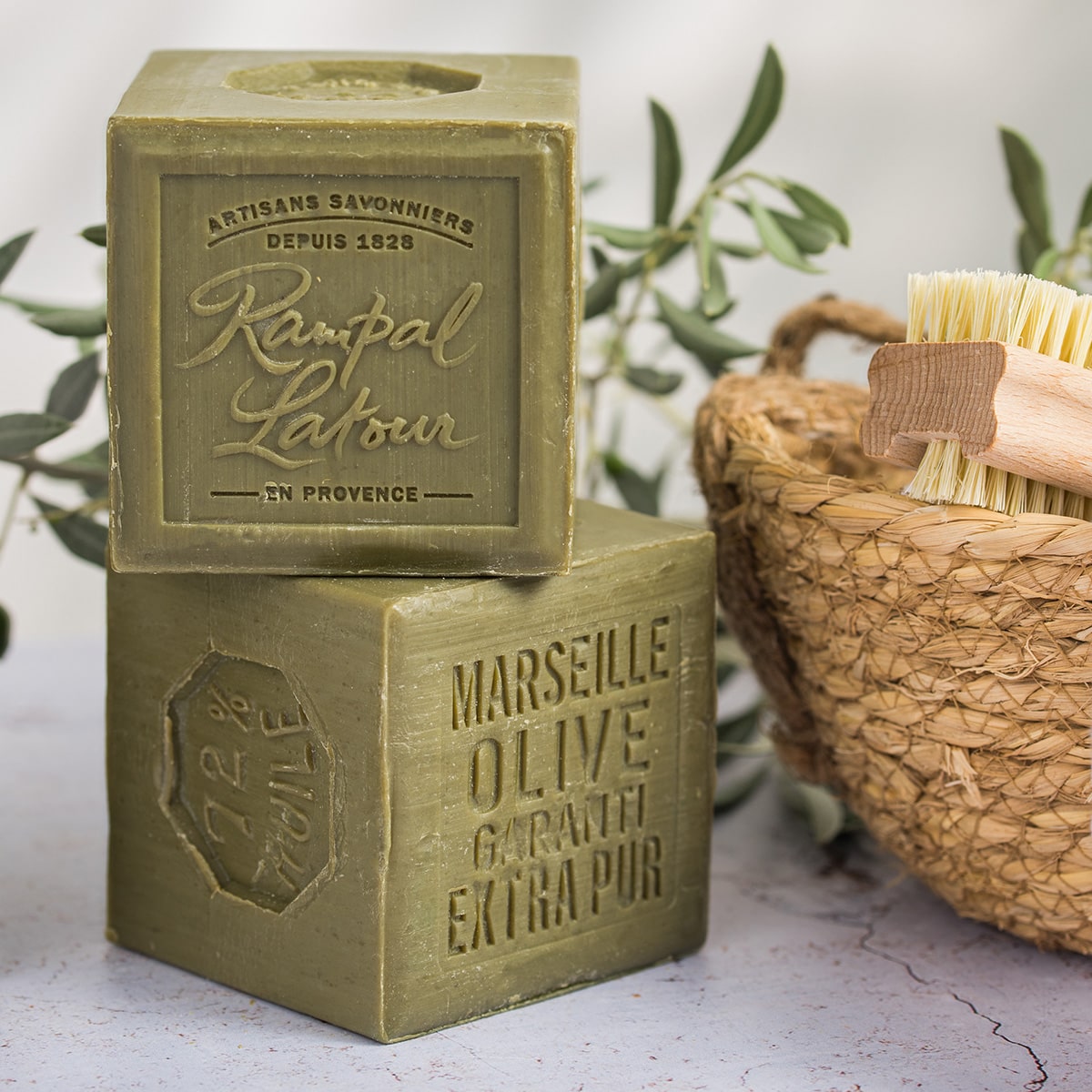 Deux cubes de savon de Marseille à l'huile d'olive Rampal Latour, brins d'olivier et brosse en bois