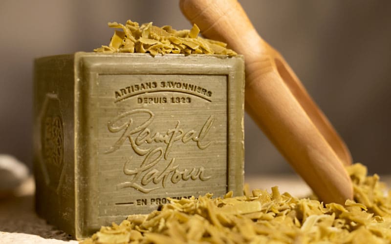 Savon de Marseille : un détachant naturel pour tout votre linge