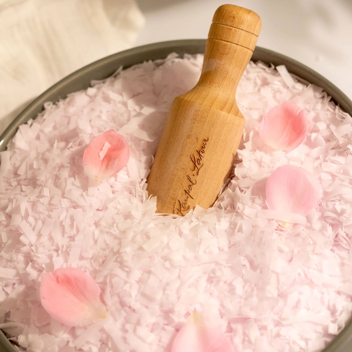 Beech wood flake dispenser